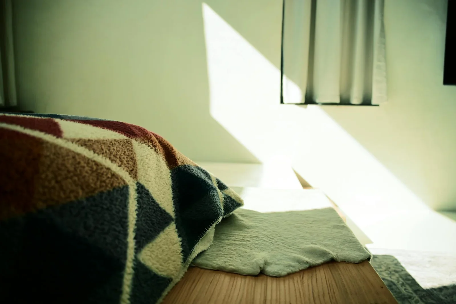Phòng ngủ duplex ấm cúng với chăn họa tiết sắc màu, rèm cửa mỏng manh đón nắng sớm mai len lỏi dịu dàng. | Thiết kế nội thất 24