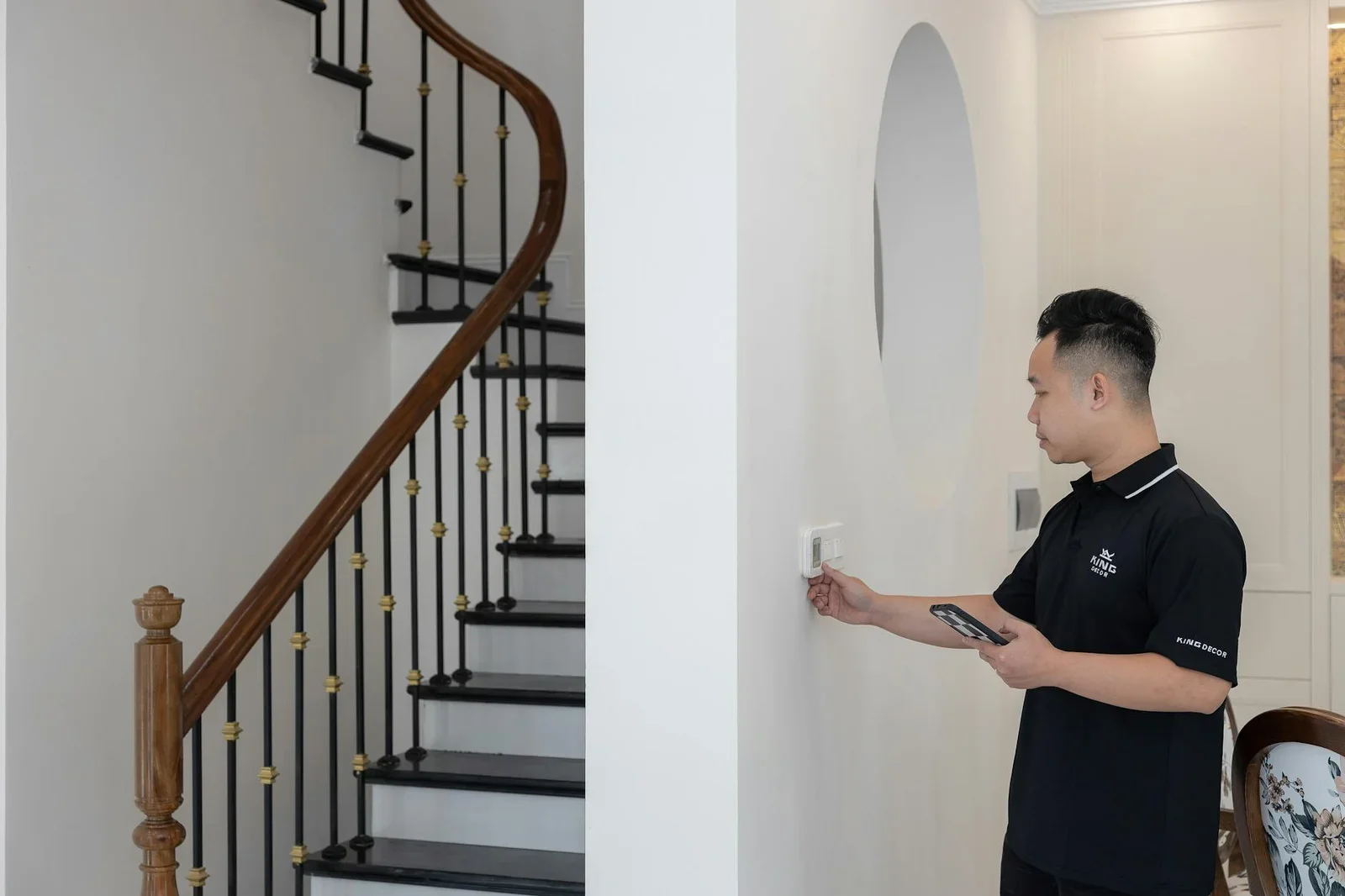 Cầu thang duplex thanh lịch kết hợp bộ điều chỉnh nhiệt thông minh, nâng tầm tiện nghi và trải nghiệm sống hiện đại. | Thiết kế nội thất 24