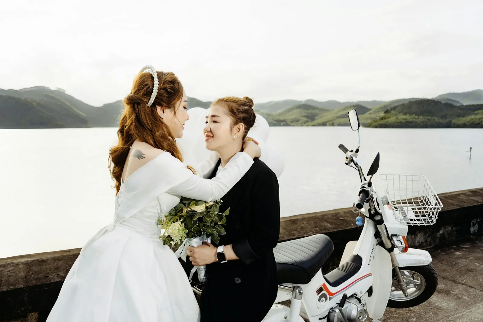 Khoảnh khắc lãng mạn của cặp đôi nữ bên hồ nước thơ mộng cùng xe cổ điển, gợi cảm hứng sống phóng khoáng. | Thiết kế nội thất 24