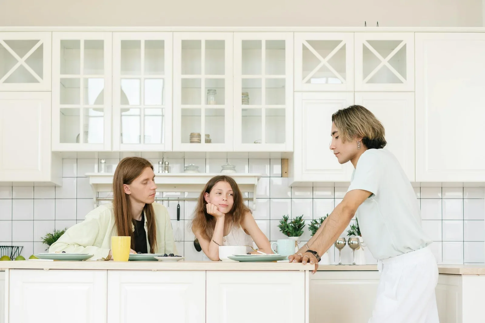 Góc bếp sáng sủa với ánh sáng tự nhiên và bàn ăn gọn gàng, nơi bạn bè trò chuyện, gợi ý bố trí thông minh. | Thiết kế nội thất 24