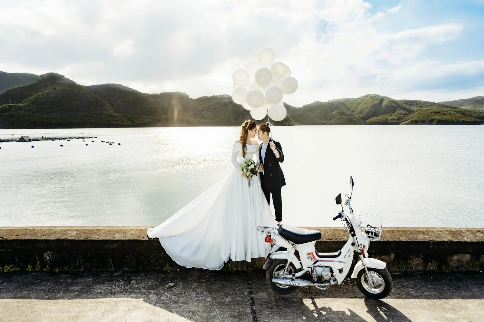 Khoảnh khắc lãng mạn bên hồ với đôi tân hôn, bóng bay và xe tay ga, gợi cảm hứng bài trí không gian sống. | Thiết kế nội thất 24