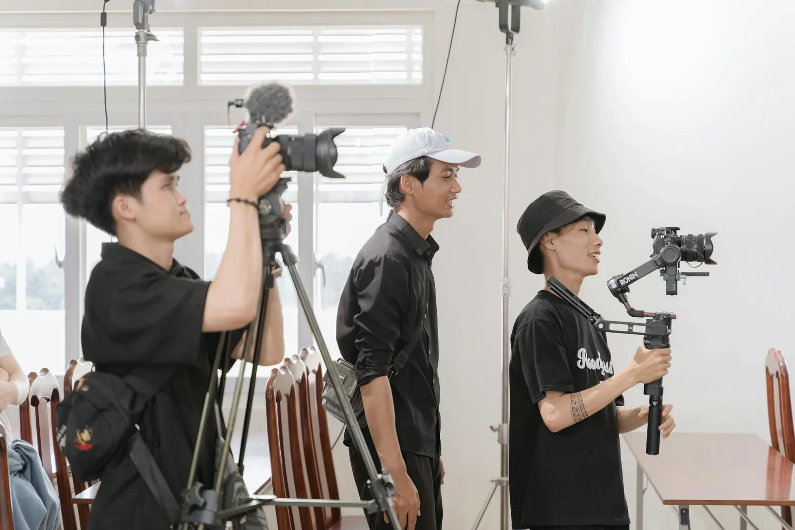 Nhóm quay phim trẻ vận hành thiết bị trong nhà, ghi hình tiến độ thi công nội thất căn hộ studio thực tế. | Thiết kế nội thất 24