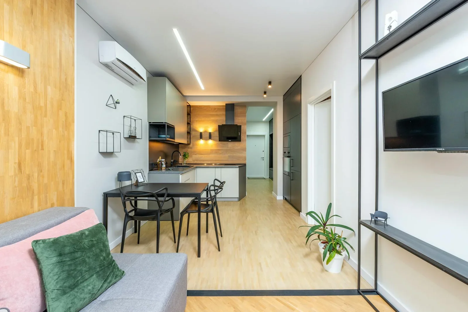Căn hộ studio thoáng đãng tích hợp sofa, tivi và bếp tiện nghi, bố trí bàn ăn gọn gàng tối ưu không gian sống. | Thiết kế nội thất 24
