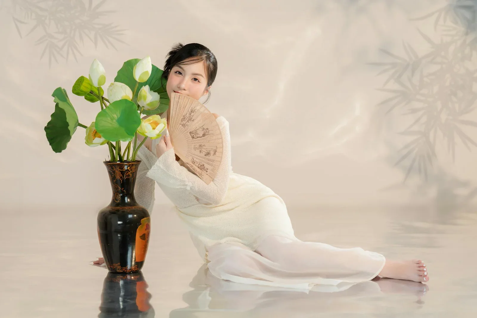 Thiết kế Á Đông tinh tế với bình sen, quạt giấy và ánh sáng dịu nhẹ tạo nên góc thư giãn đậm chất thiền. | Thiết kế nội thất 24