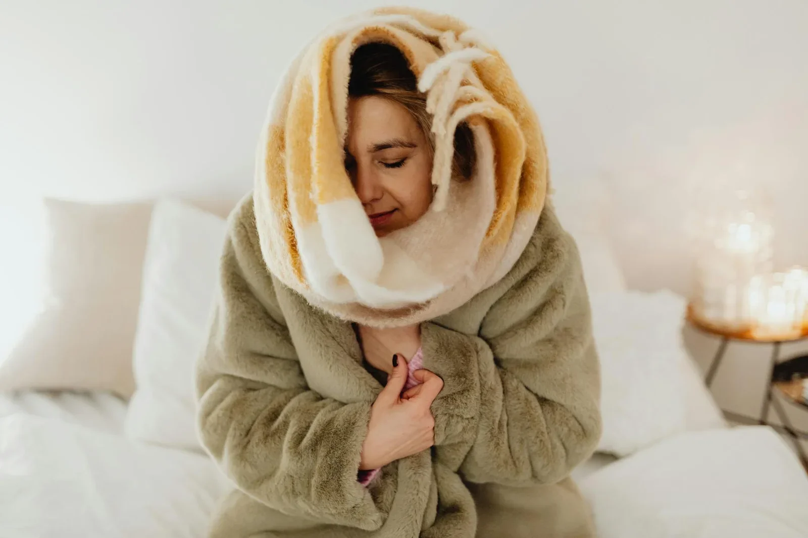 Góc thư giãn ấm cúng với chăn len mềm mại, đệm ngồi êm ái và tông màu trung tính mang lại cảm giác bình yên. | Thiết kế nội thất 24