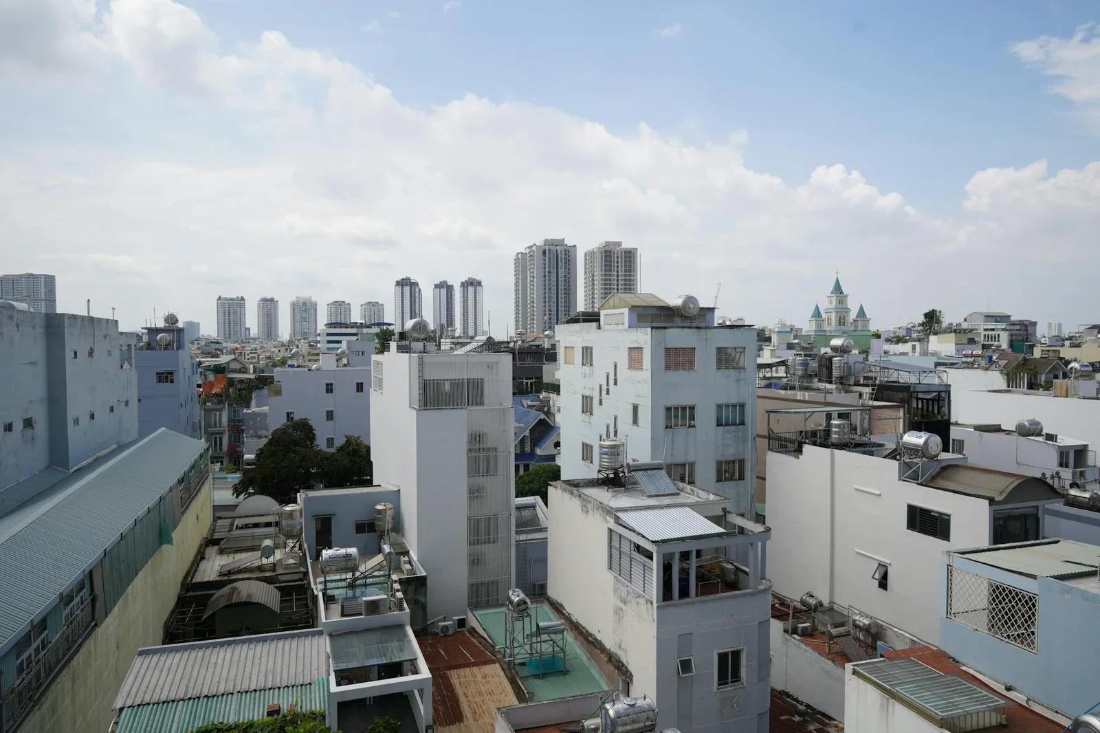 Khung cảnh đô thị với những tòa nhà tầm trung hài hòa dưới nền trời mây nhẹ nhàng thư thái. | Thiết kế nội thất 24