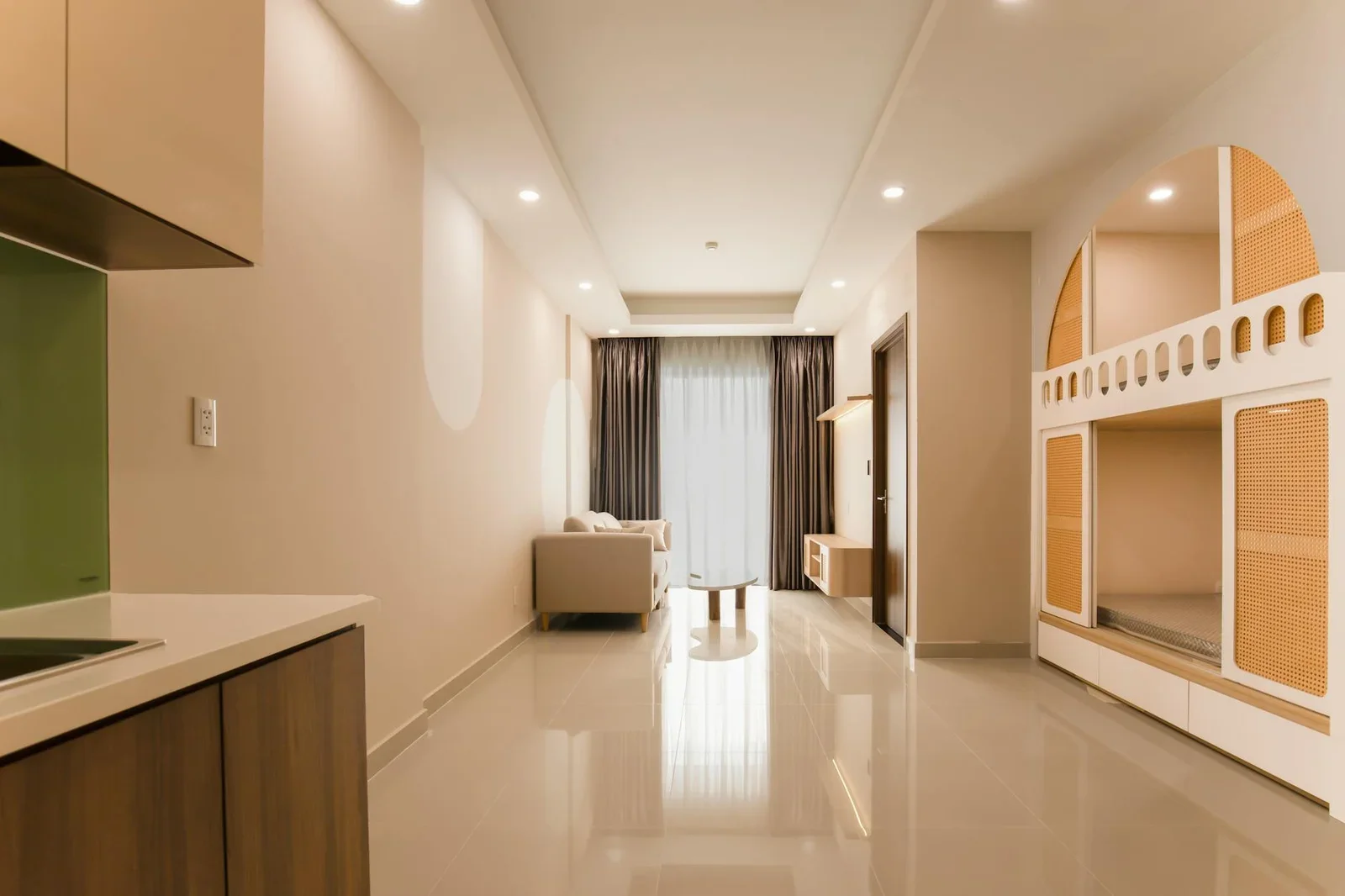 Tổng thể căn hộ tối giản được bài trí nội thất thời thượng cùng phụ kiện sang trọng tạo nên vẻ đẹp hoàn mỹ. | Thiết kế nội thất 24
