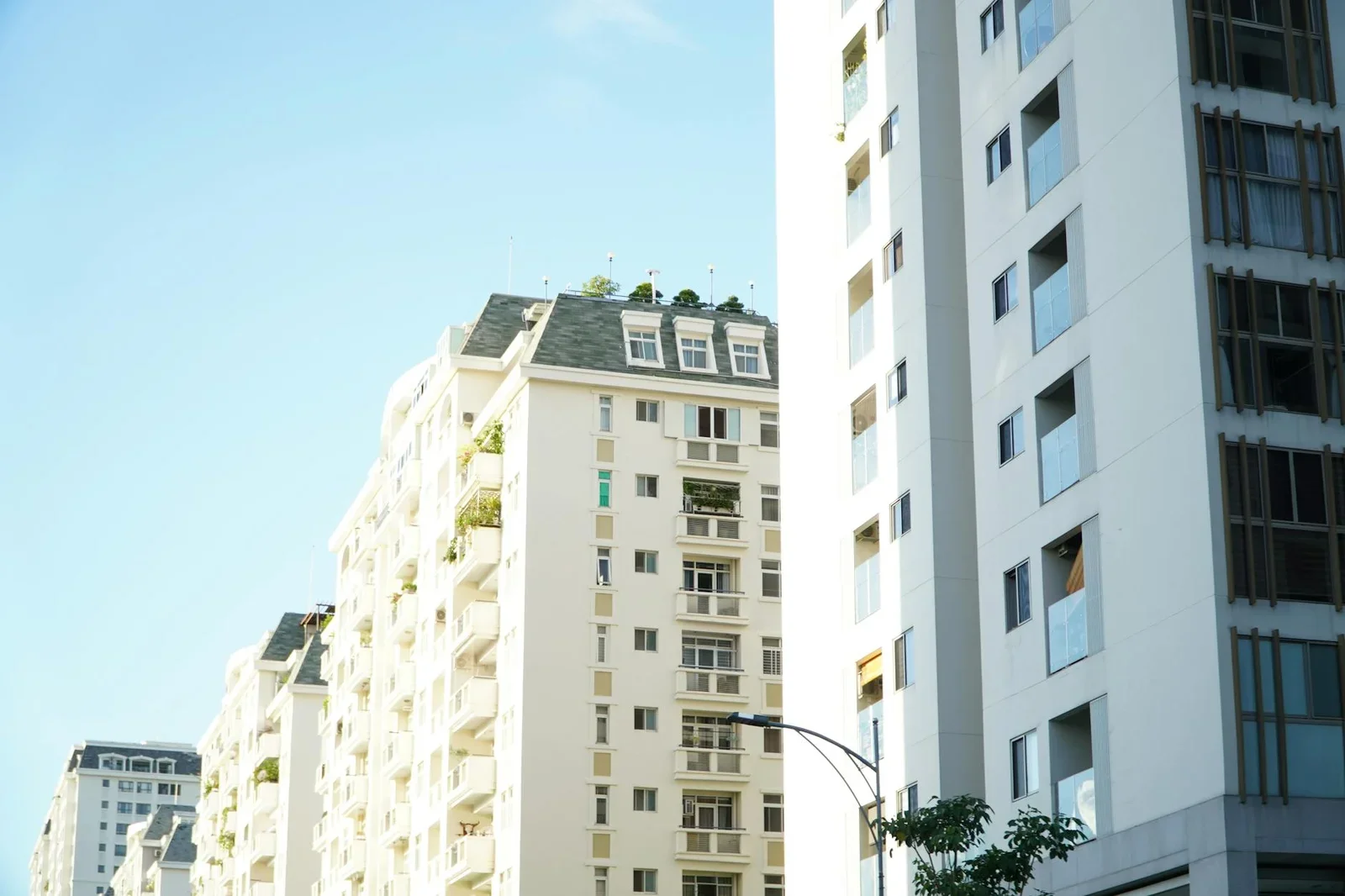Bright day view of white urban residential apartment buildin | Thiết kế nội thất 24