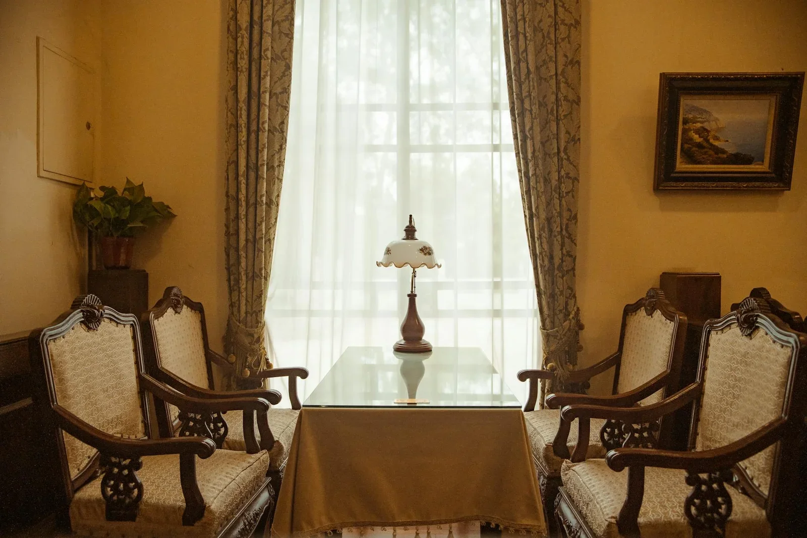 Góc tiếp khách cổ điển với nội thất vintage tinh tế, mang đậm nét đẹp truyền thống và sự sang trọng vượt thời gian. | Thiết kế nội thất 24