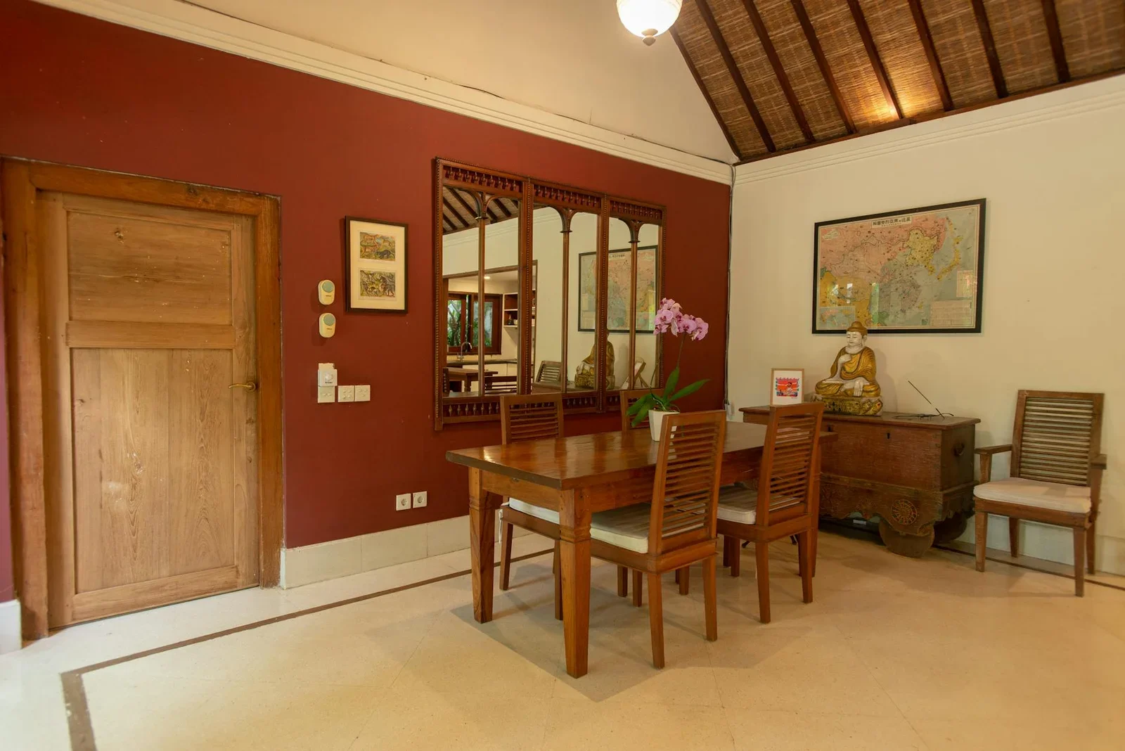 Phòng ăn ấm cúng với bộ bàn ghế gỗ tự nhiên, điểm xuyến họa tiết vintage tạo nên không gian dùng bữa thanh lịch. | Thiết kế nội thất 24