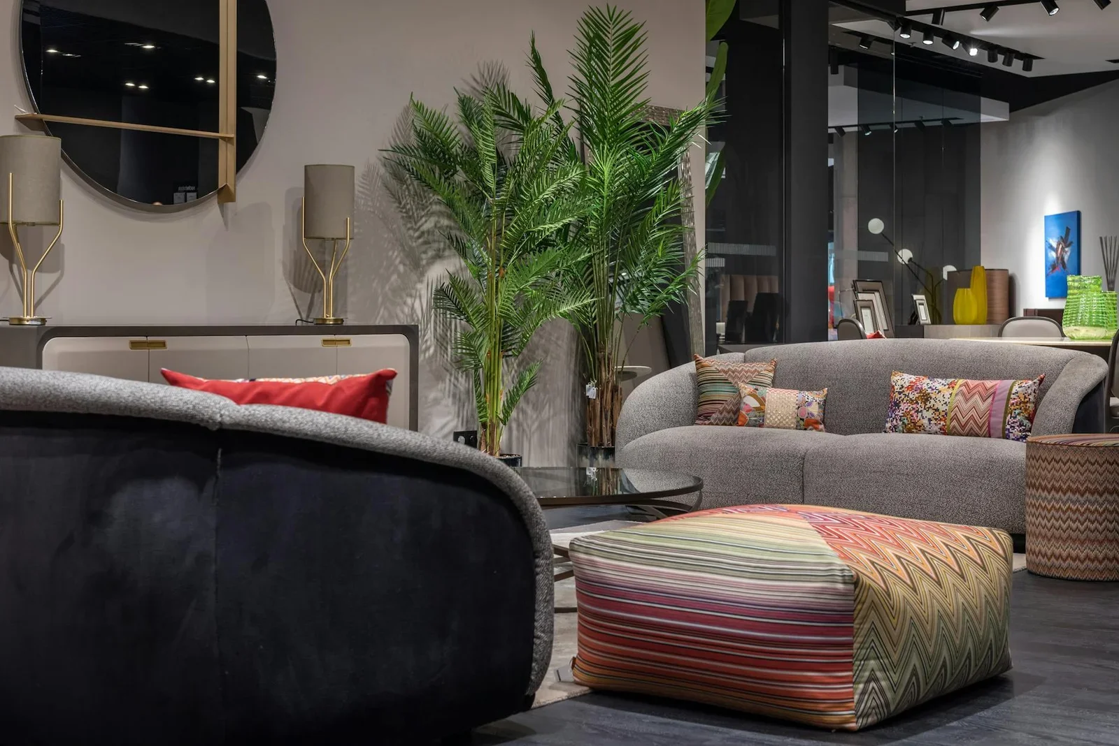 Phòng khách phóng khoáng với sofa êm ái, đệm tựa mềm mại và cây cọ xanh mát, mang hơi thở nhiệt đới vào nhà. | Thiết kế nội thất 24