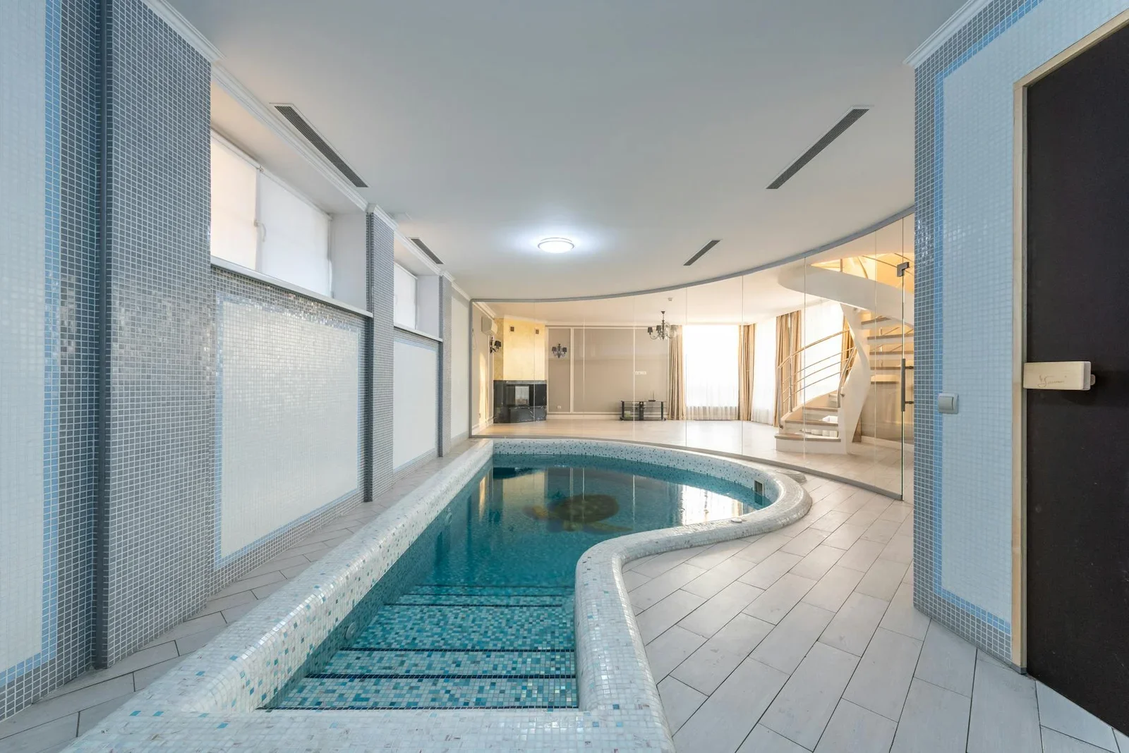 Hồ bơi nhỏ khu spa lát gạch sang trọng, bừng sáng dưới nắng mai trong không gian biệt thự rộng rãi. | Thiết kế nội thất 24