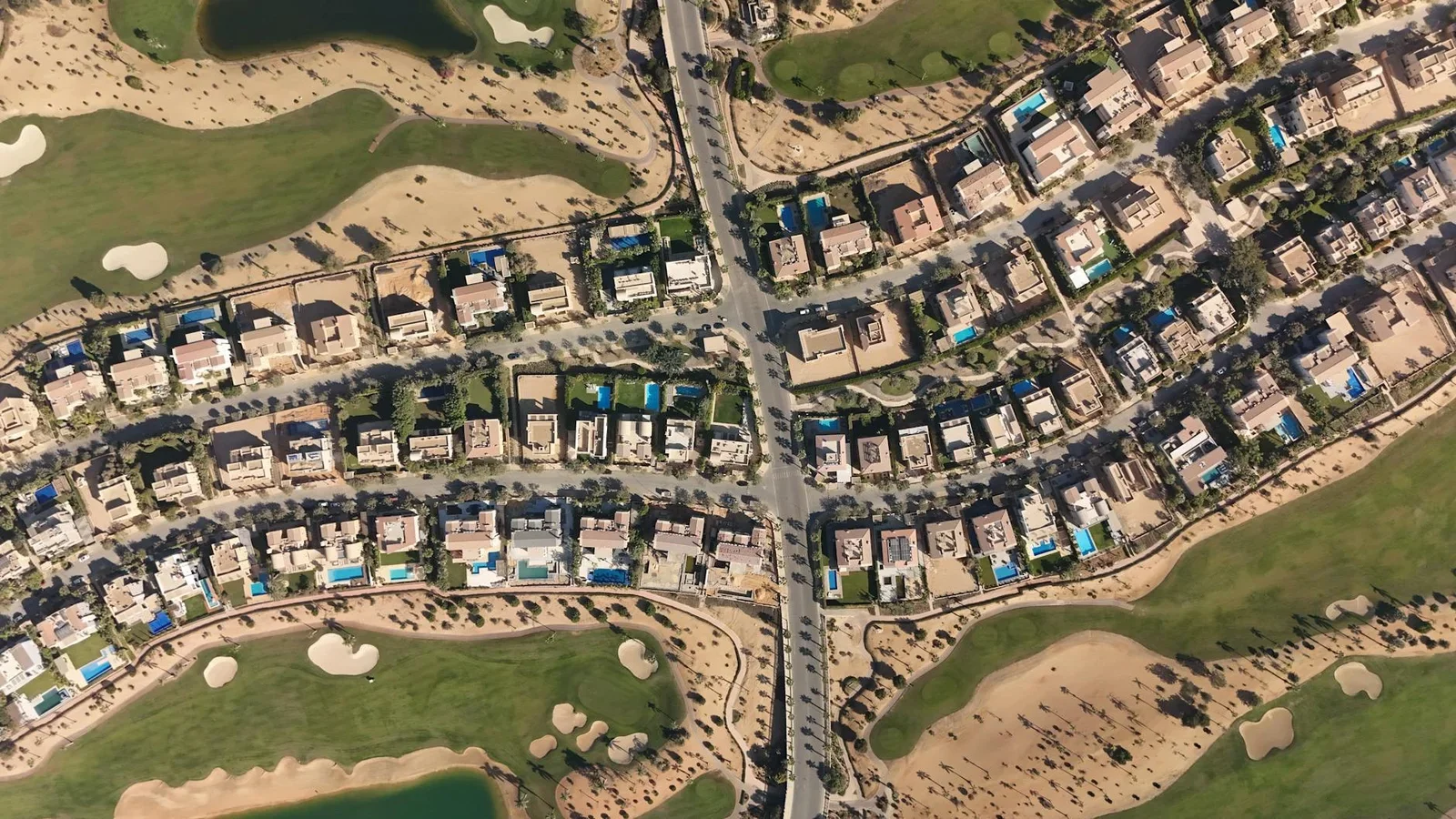 Góc nhìn toàn cảnh biệt thự hạng sang hòa quyện cùng sân golf xanh mướt, tôn vinh kiến trúc hiện đại giữa thiên nhiên. | Thiết kế nội thất 24