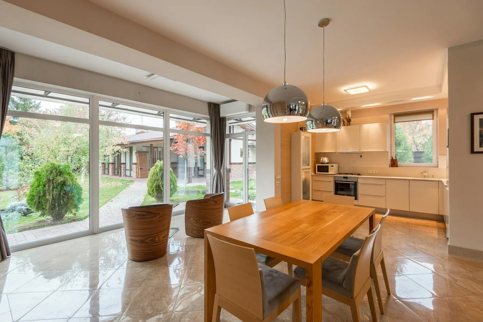 Thiết kế tối giản tinh tế với bộ bàn ăn gỗ tự nhiên và hệ tủ bếp âm tường tiện nghi. | Thiết kế nội thất 24