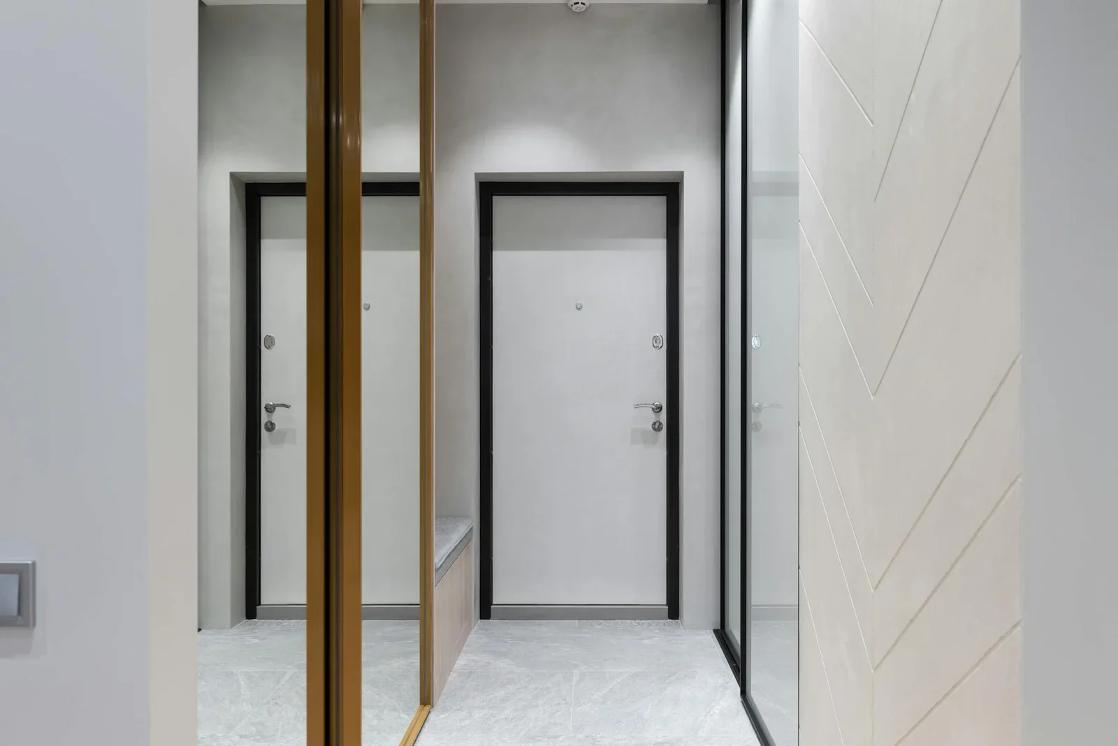 Perspective view of hall with white walls and wardrobes desi | Thiết kế nội thất 24