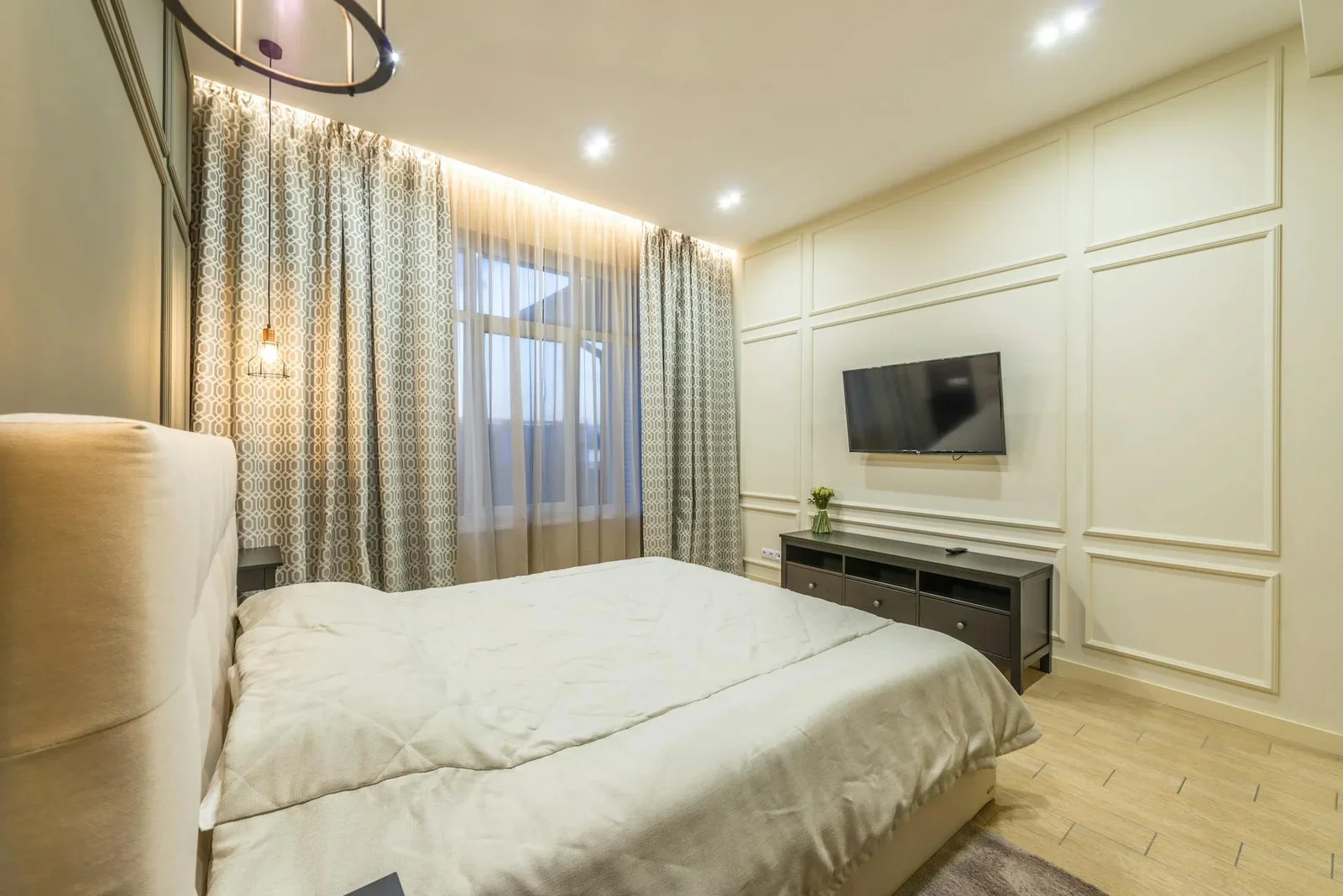 Không gian nghỉ ngơi hiện đại với giường ngủ thoải mái, cửa sổ lớn rèm che và hệ đèn chiếu sáng ấm áp. | Thiết kế nội thất 24