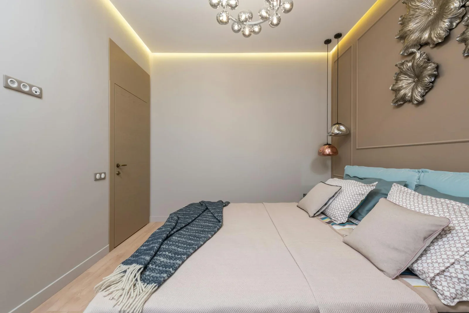 Thiết kế phòng ngủ tiện nghi với giường nệm dày dặn, chăn ga cao cấp và hệ đèn thả trần tạo điểm nhấn. | Thiết kế nội thất 24