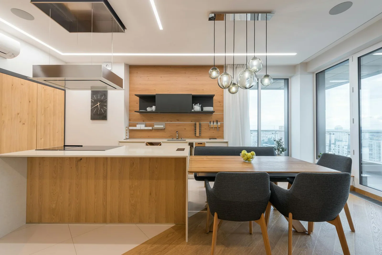 Bếp đương đại rộng rãi với tủ gỗ ấm áp và mặt bàn trắng sáng, hệ đèn hiện đại tối ưu khu nấu nướng. | Thiết kế nội thất 24