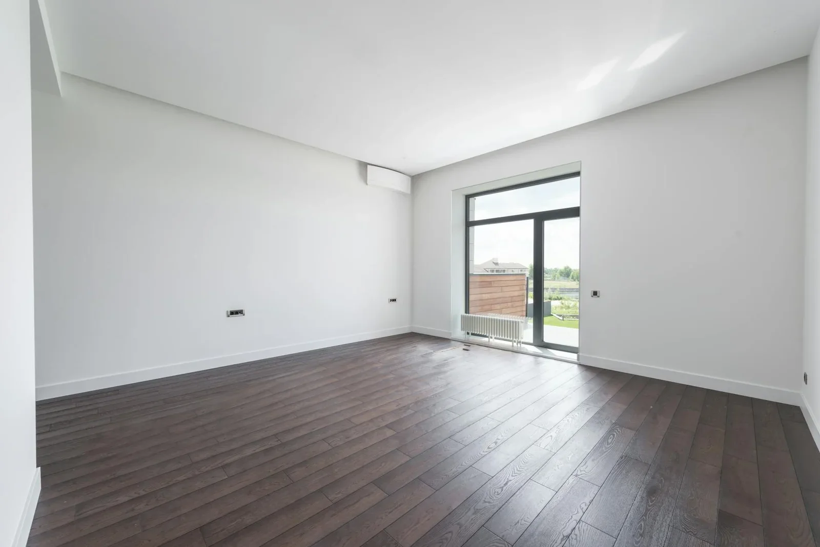 Spacious empty room in new apartment with wooden parquet flo | Thiết kế nội thất 24