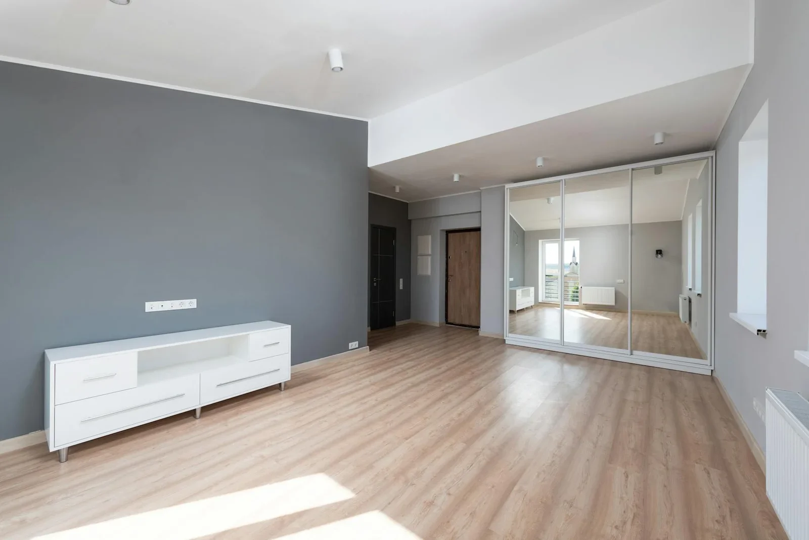 Spacious empty room with wooden flooring and minimalist styl | Thiết kế nội thất 24