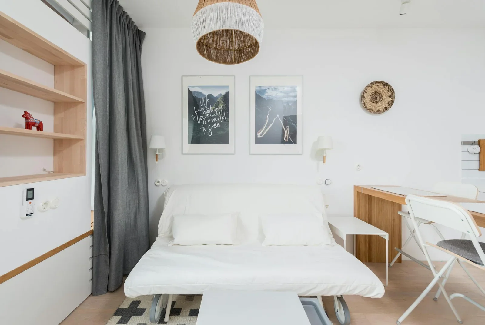 Sofa giường đa năng kết hợp bàn gỗ và kệ treo tường, tối ưu diện tích cho căn studio tràn ngập ánh sáng. | Thiết kế nội thất 24