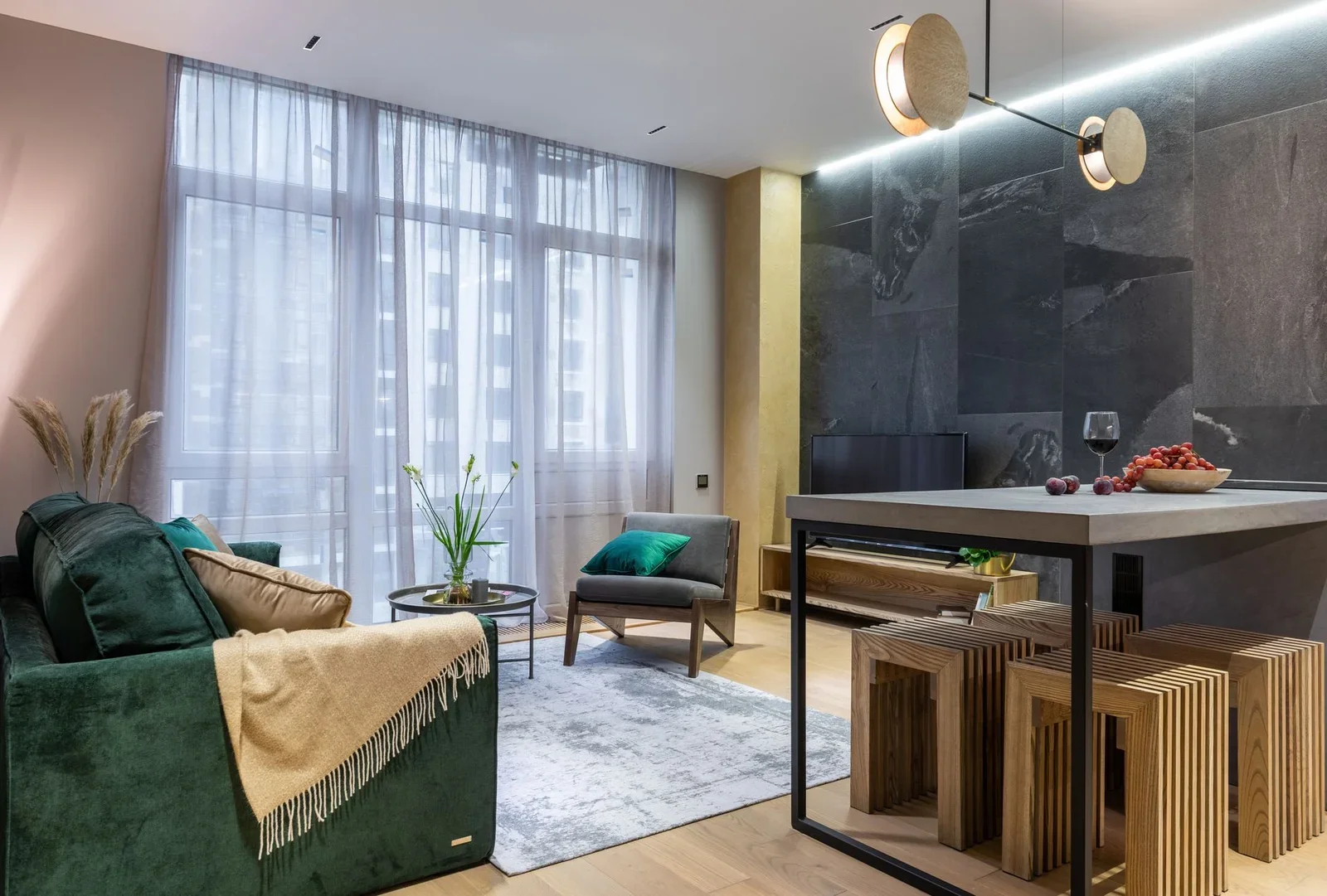 Phòng khách sang trọng với đường nét tinh giản và nội thất cao cấp, điểm xuyết phụ kiện trang nhã tôn vinh không gian sống. | Thiết kế nội thất 24