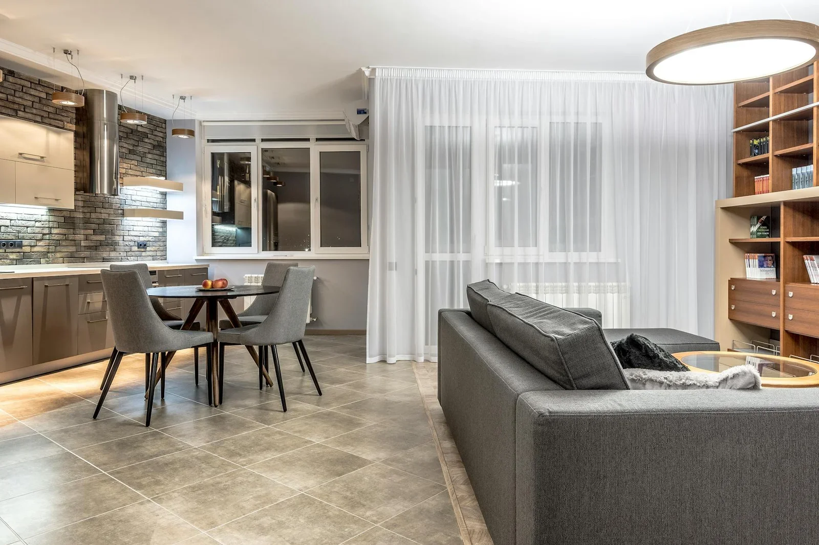 Thiết kế mở liên thông phòng khách và bếp với nội thất đương đại, đề cao sự tiện nghi và phong cách sống tinh tế. | Thiết kế nội thất 24
