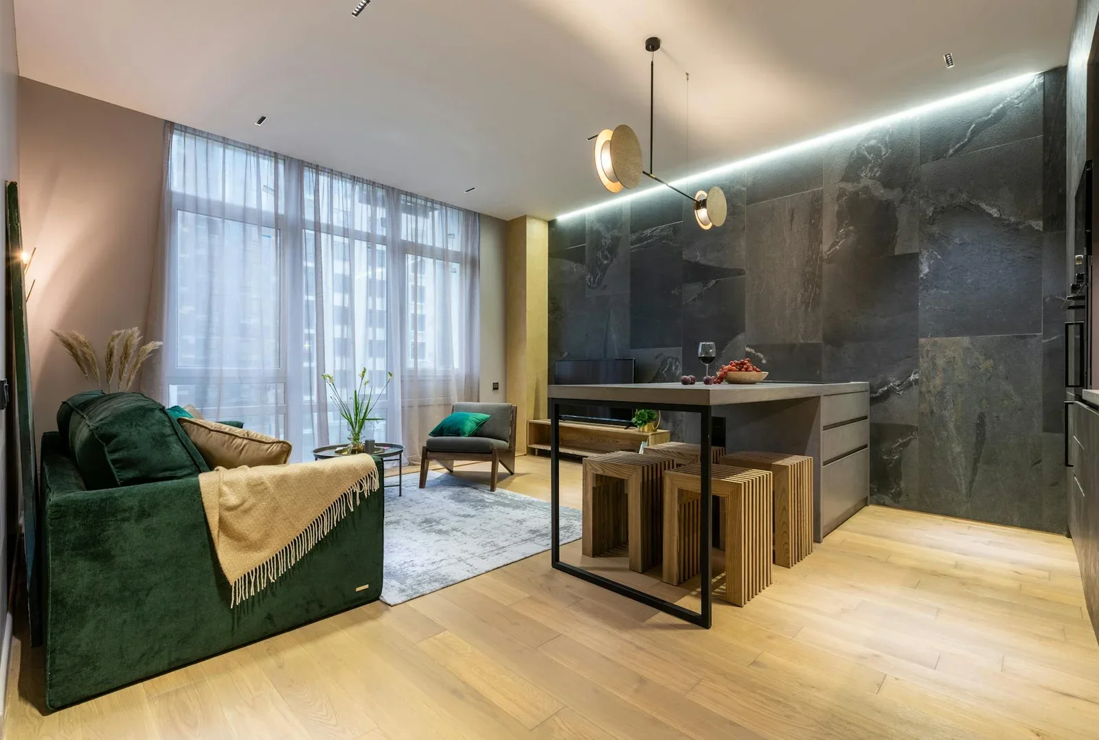 Phòng khách hiện đại thiết kế mở liền kề khu bếp với đường nét đương đại tinh tế mang lại cảm giác rộng rãi. | Thiết kế nội thất 24