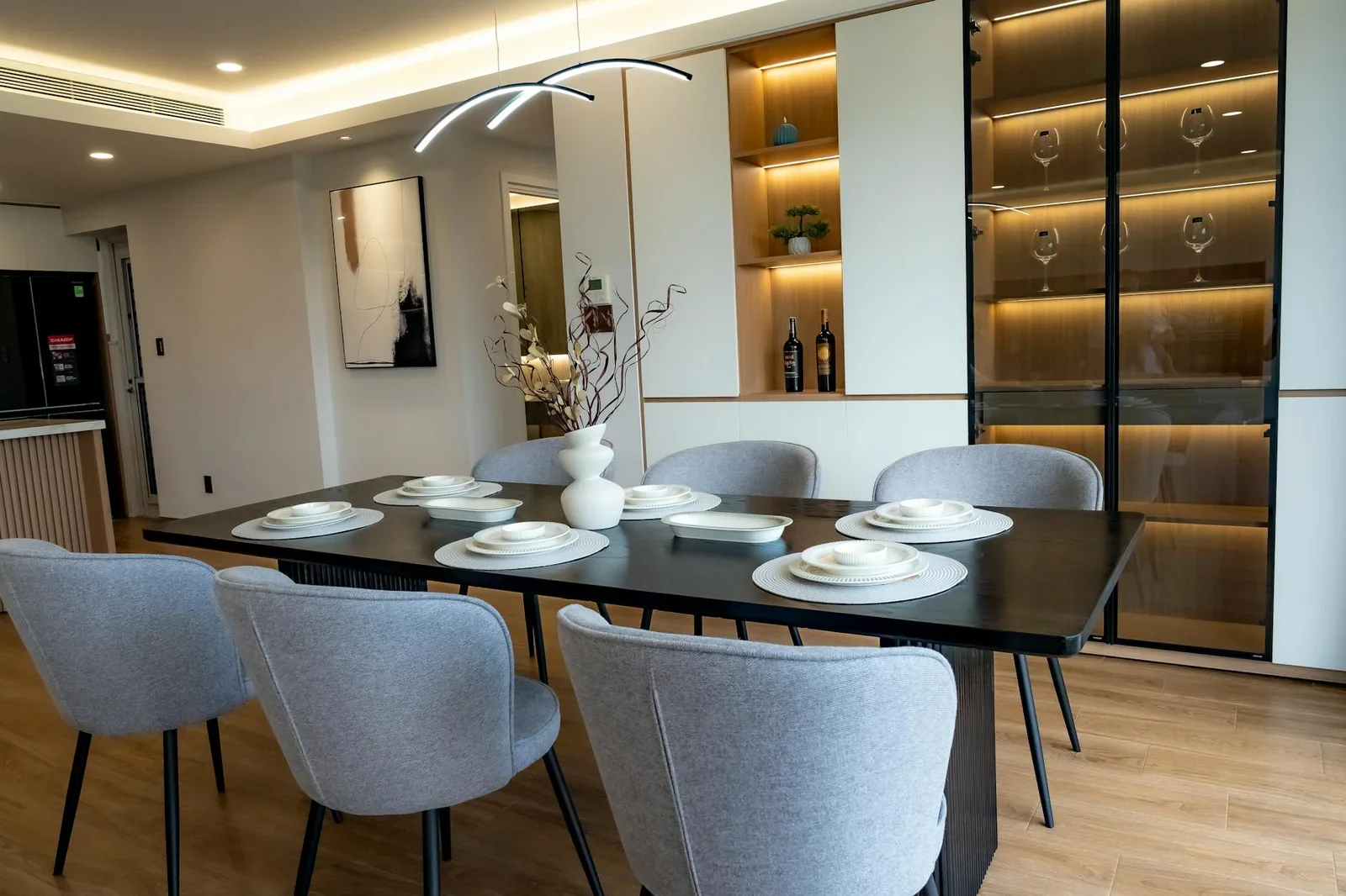 Khu vực bàn ăn thanh lịch với bộ ghế hiện đại, điểm xuyết phụ kiện tối giản tạo không khí dùng bữa ấm cúng. | Thiết kế nội thất 24