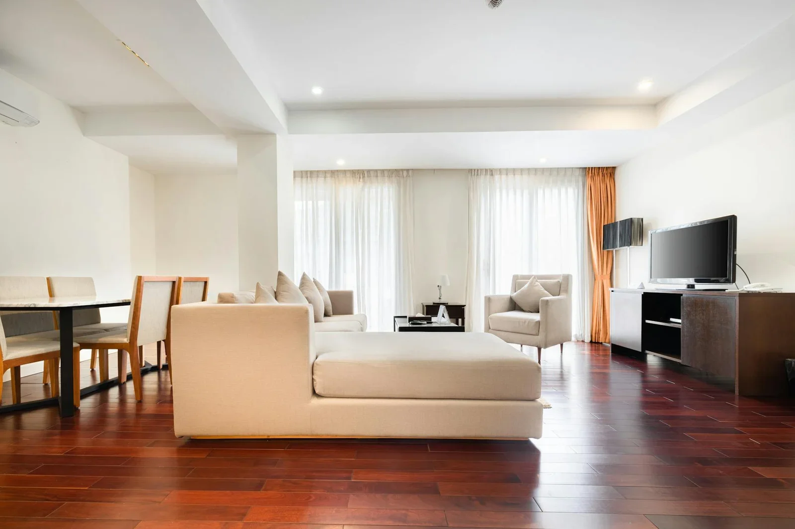Phòng khách thanh thoát đón trọn ánh sáng tự nhiên, bố trí nội thất hiện đại hài hòa cùng triết lý sống Nhật. | Thiết kế nội thất 24