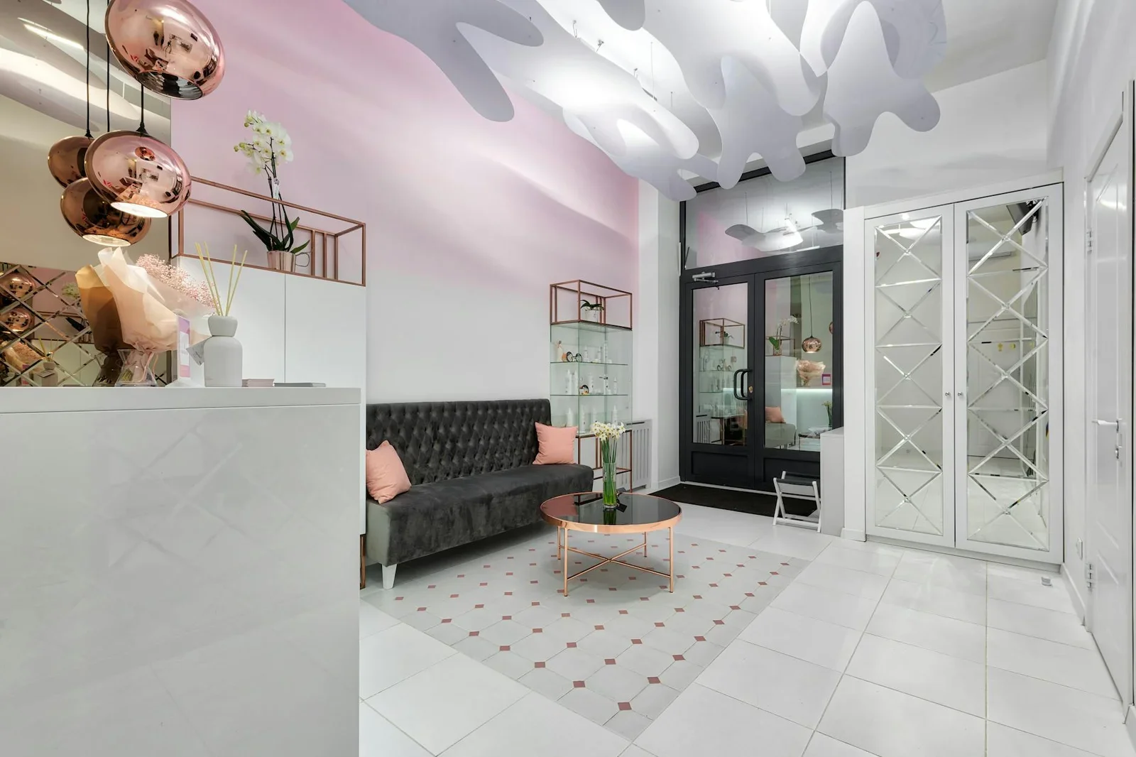 Sảnh khách sạn hiện đại với sofa êm ái, đèn lấp lánh phản chiếu trên nền gạch hoa văn tạo điểm nhấn sang trọng. | Thiết kế nội thất 24