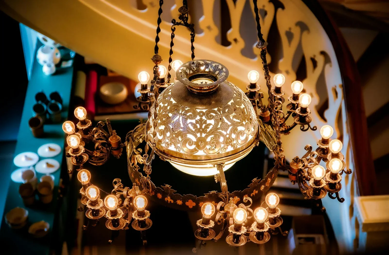 Đèn chùm cổ điển tỏa ánh sáng vàng ấm áp, kiến tạo bầu không gian sang trọng và thư thái cho nhà cấp bốn. | Thiết kế nội thất 24