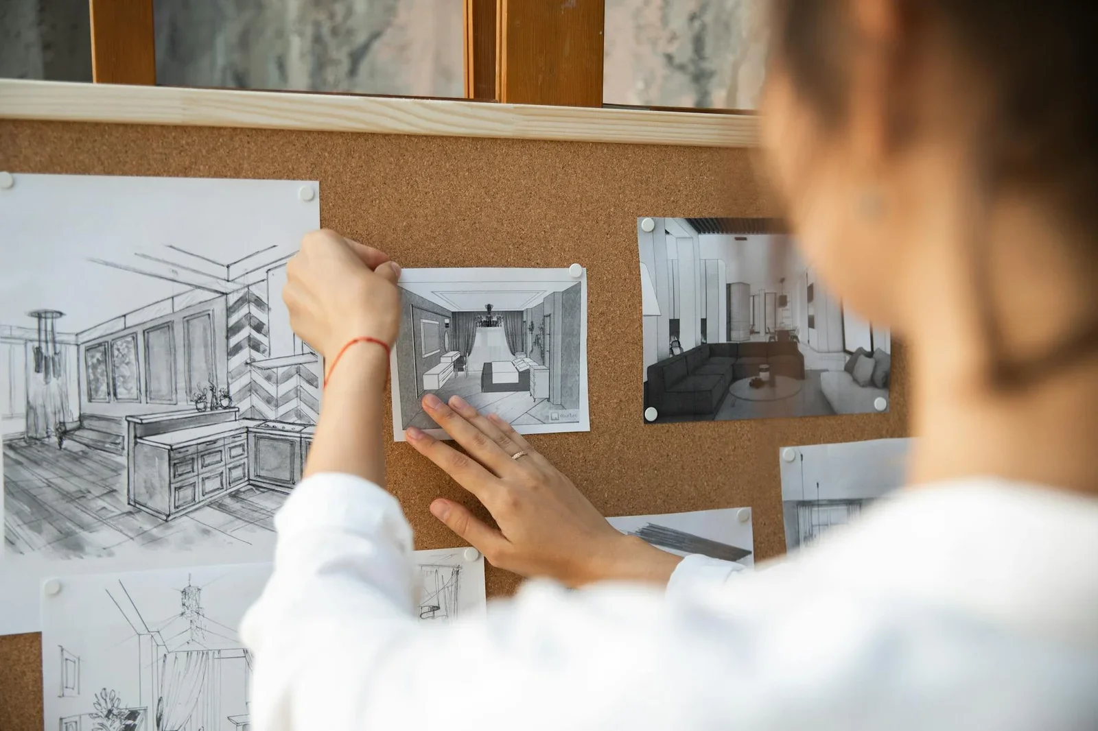 Chuyên gia sắp xếp bản phác thảo trên bảng gỗ, bước đầu định hình ý tưởng bố trí không gian nhà hàng sang trọng. | Thiết kế nội thất 24