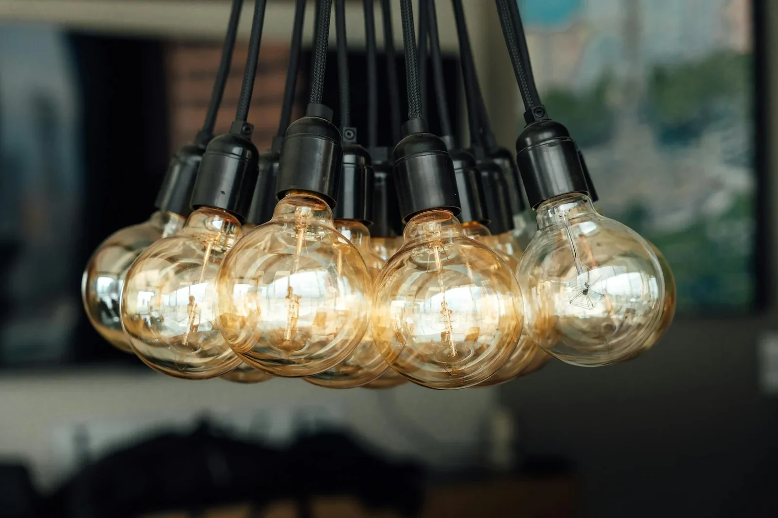 Hệ thống bóng đèn vintage tỏa ánh sáng ấm áp, kiến tạo không gian nhà hàng phong cách công nghiệp gần gũi. | Thiết kế nội thất 24