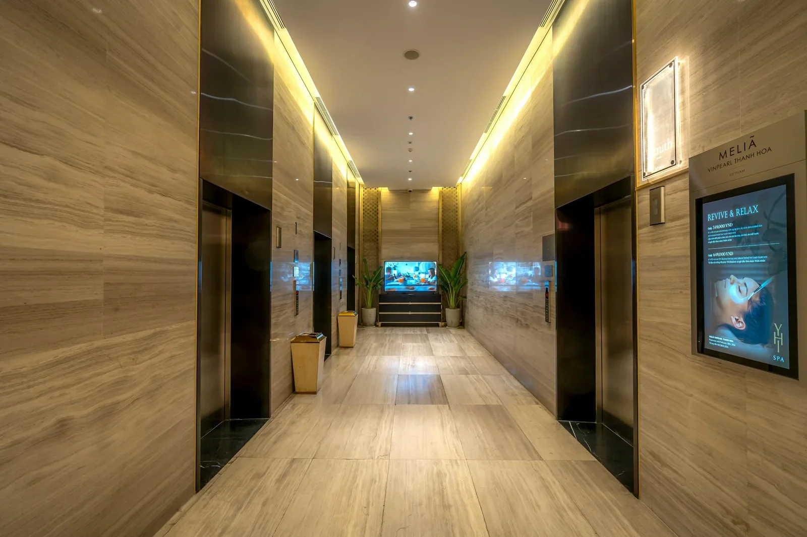 Hành lang lát đá marble cùng ánh sáng dịu nhẹ, mang lại vẻ sang trọng và giải pháp mở rộng lối đi cho nhà ống. | Thiết kế nội thất 24