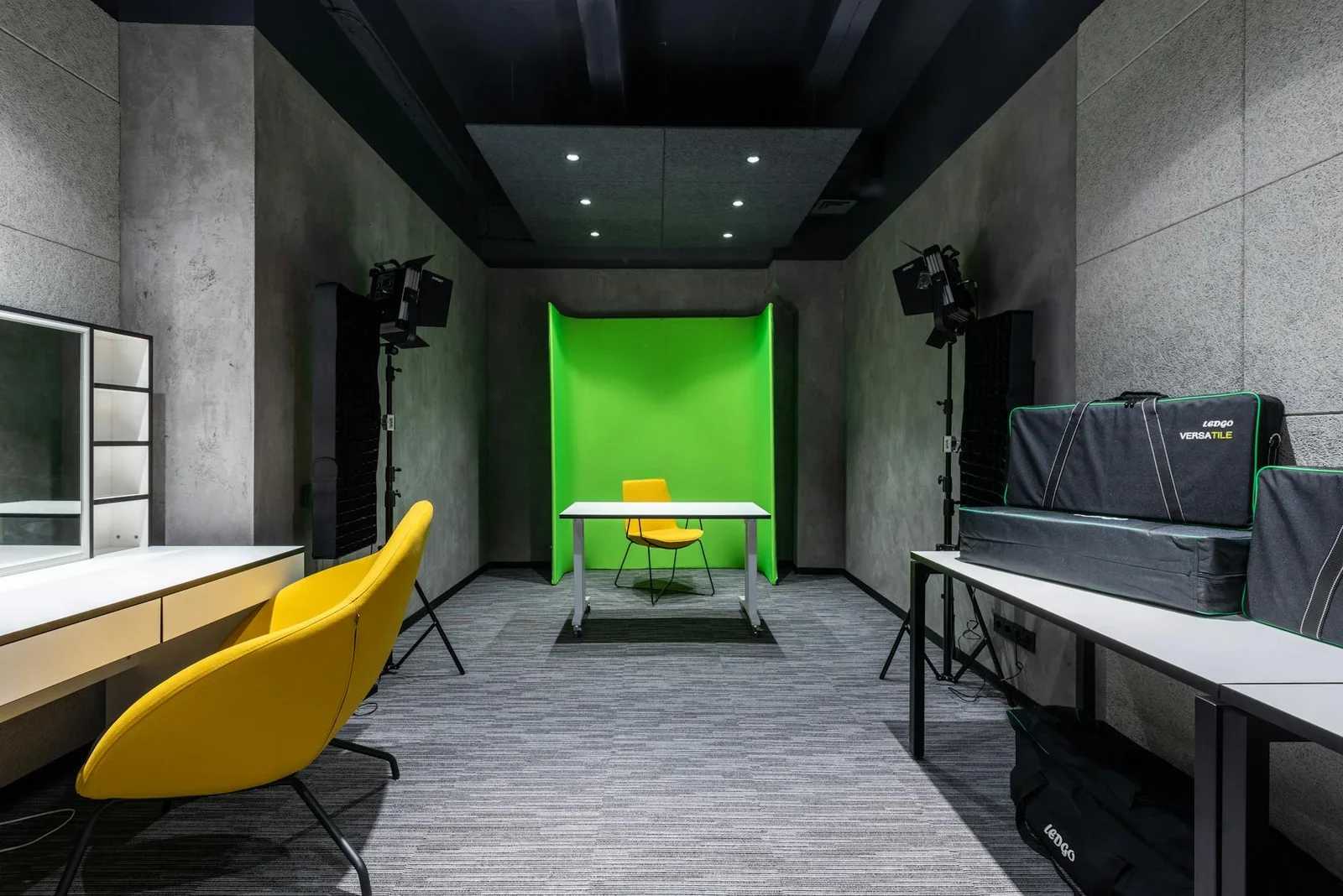 Ghế vàng nổi bật trên nền tường xanh trong studio hiện đại, phối màu thông minh giúp không gian làm việc nhà ống thêm sinh động. | Thiết kế nội thất 24
