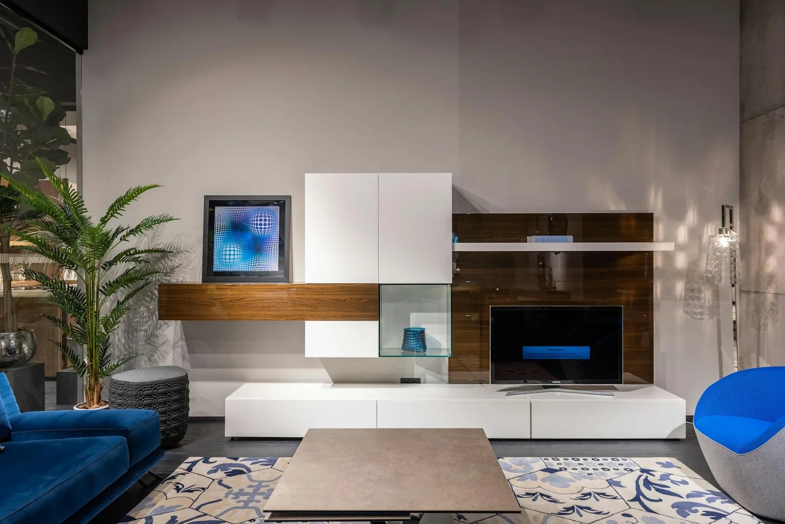 Phòng khách rộng rãi với sofa êm ái và kệ tivi tối giản, tận dụng ánh sáng tự nhiên giúp nhà ống luôn thoáng đãng. | Thiết kế nội thất 24
