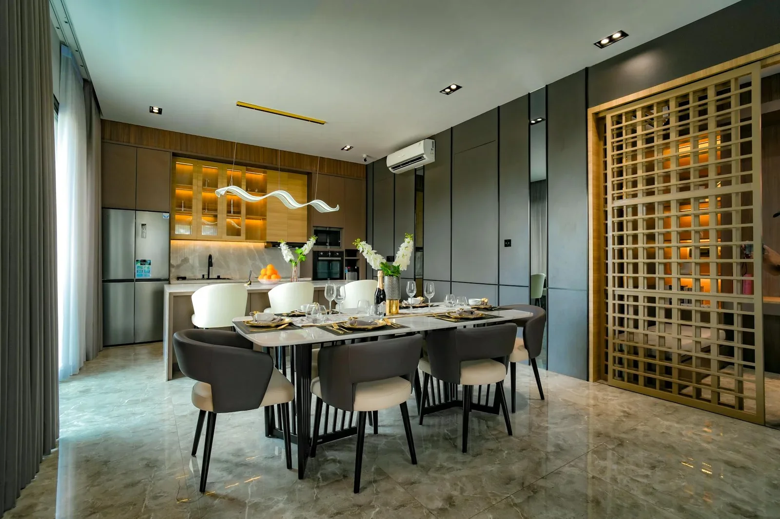 Phòng ăn hiện đại với bàn ghế tinh tế cùng đèn trần ấm áp, kiến tạo không gian sum họp lý tưởng cho nhà phố. | Thiết kế nội thất 24