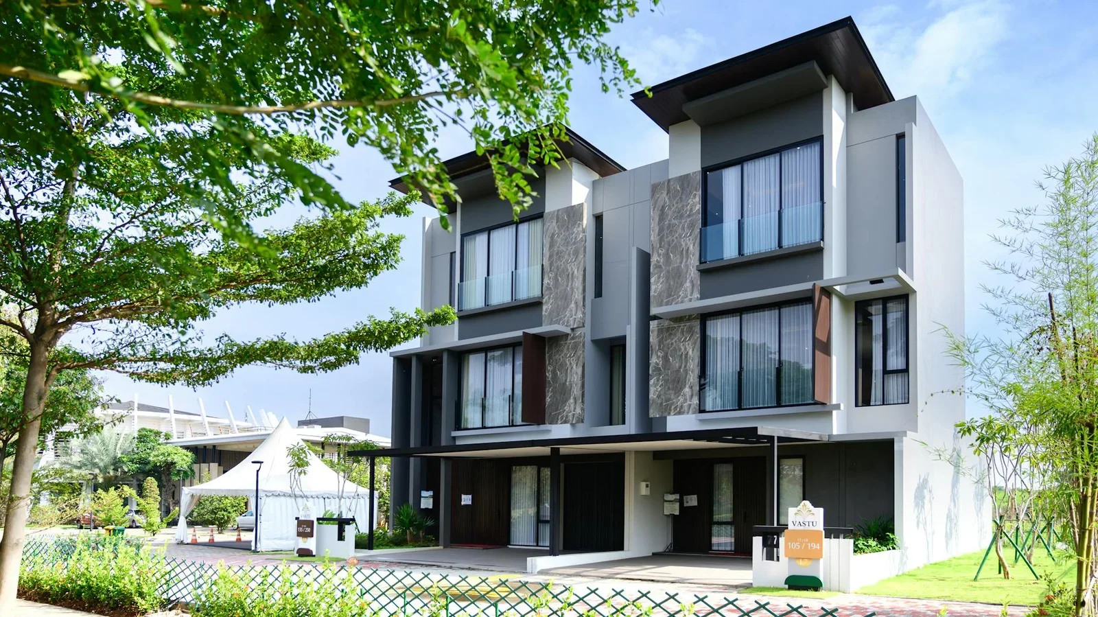 Kiến trúc nhà hiện đại ba tầng nổi bật giữa mảng xanh mát mắt, gợi cảm hứng thiết kế mặt tiền thoáng đãng. | Thiết kế nội thất 24