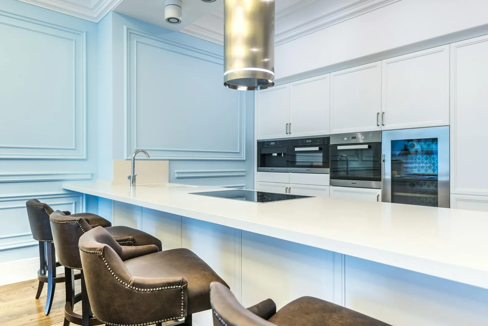 Bếp hiện đại với tủ trắng bóng bẩy, đảo bếp rộng rãi và thiết bị cao cấp, kiến tạo không gian nấu nướng sang trọng. | Thiết kế nội thất 24