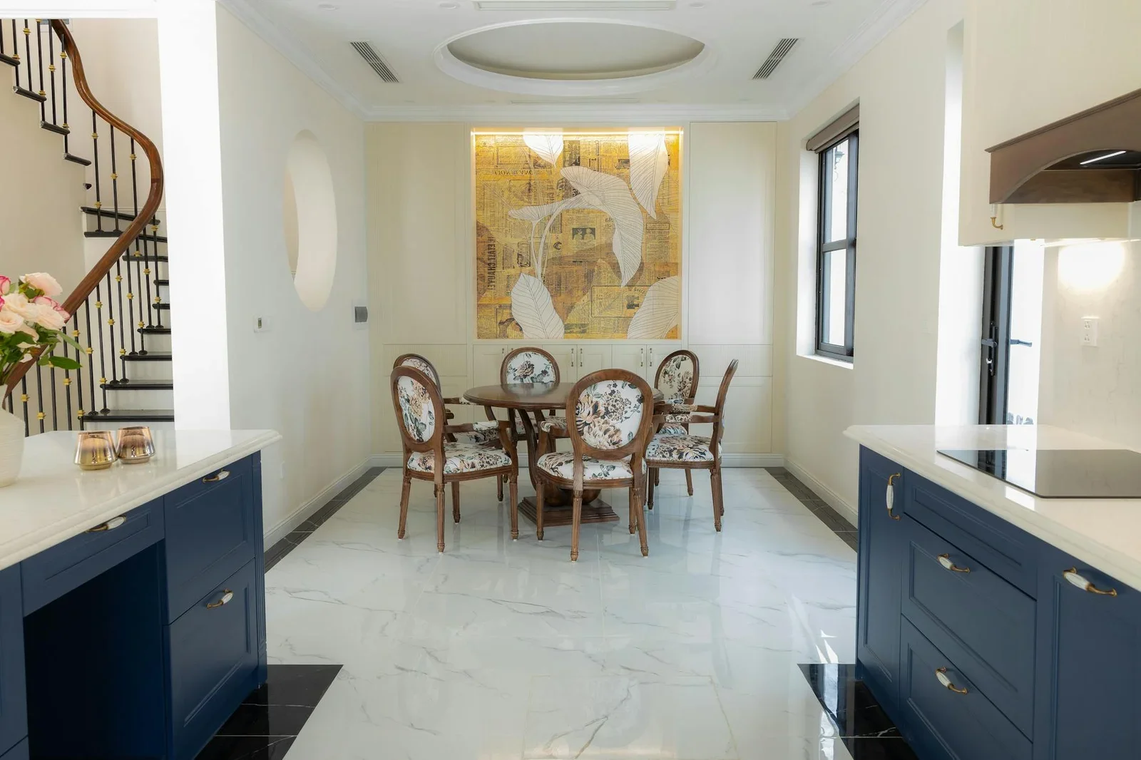 Phòng ăn rộng rãi kết hợp ghế cổ điển và decor hiện đại, ánh sáng tự nhiên tôn lên vẻ đẹp thanh lịch. | Thiết kế nội thất 24
