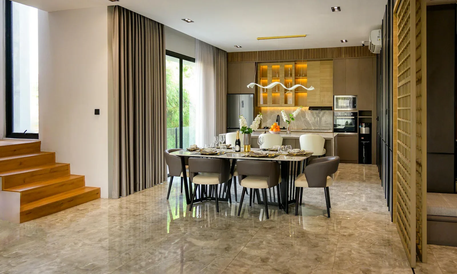 Khu vực ăn uống hiện đại với đường nét tinh tế, bố trí hài hòa cùng hệ đèn tạo điểm nhấn sang trọng. | Thiết kế nội thất 24