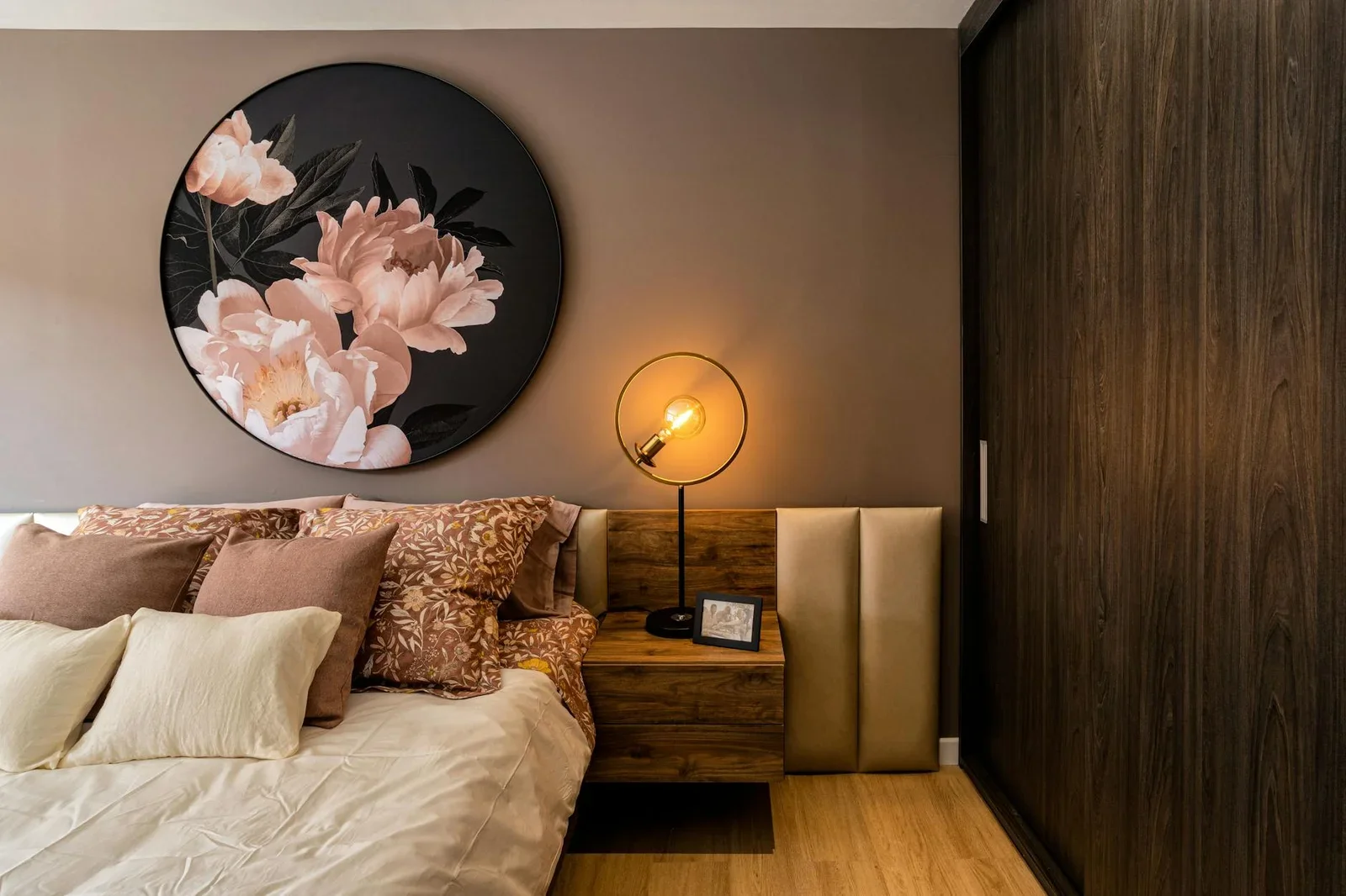 Phòng ngủ thanh lịch trang trí tranh hoa nghệ thuật, ánh sáng vàng ấm áp kiến tạo góc nghỉ ngơi yên bình lý tưởng. | Thiết kế nội thất 24