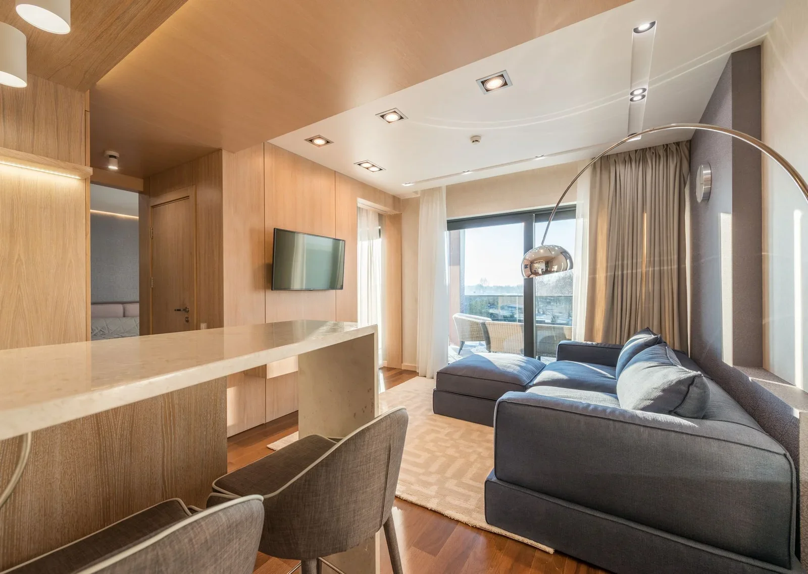 Phòng khách hiện đại ốp gỗ sang trọng, kệ trang trí kết hợp sofa êm ái đặt cạnh cửa sổ tràn ngập ánh sáng. | Thiết kế nội thất 24