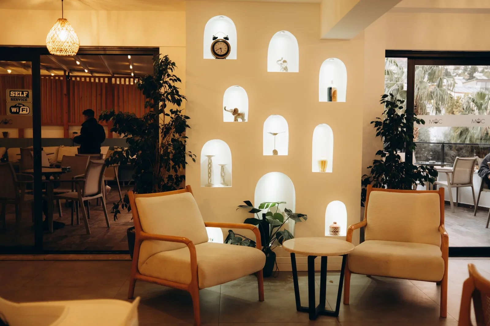 Thiết kế quán cafe hiện đại với ghế ngồi êm ái cùng hốc tường phát sáng, tạo điểm nhấn nghệ thuật độc đáo cho tổng thể. | Thiết kế nội thất 24