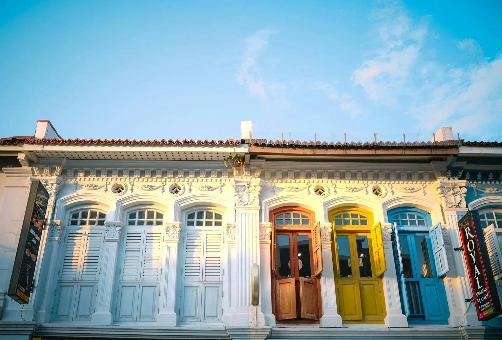 Mặt tiền shophouse cổ điển ngập nắng, nổi bật với kiến trúc truyền thống và đường nét tinh tế đầy cảm hứng. | Thiết kế nội thất 24