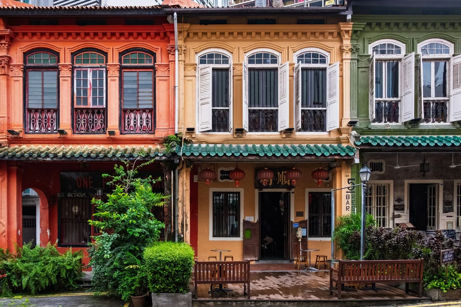 Dãy shophouse thuộc địa nổi bật giữa phố thị, lưu giữ vẻ đẹp kiến trúc cổ điển cùng màu sắc tươi sáng. | Thiết kế nội thất 24