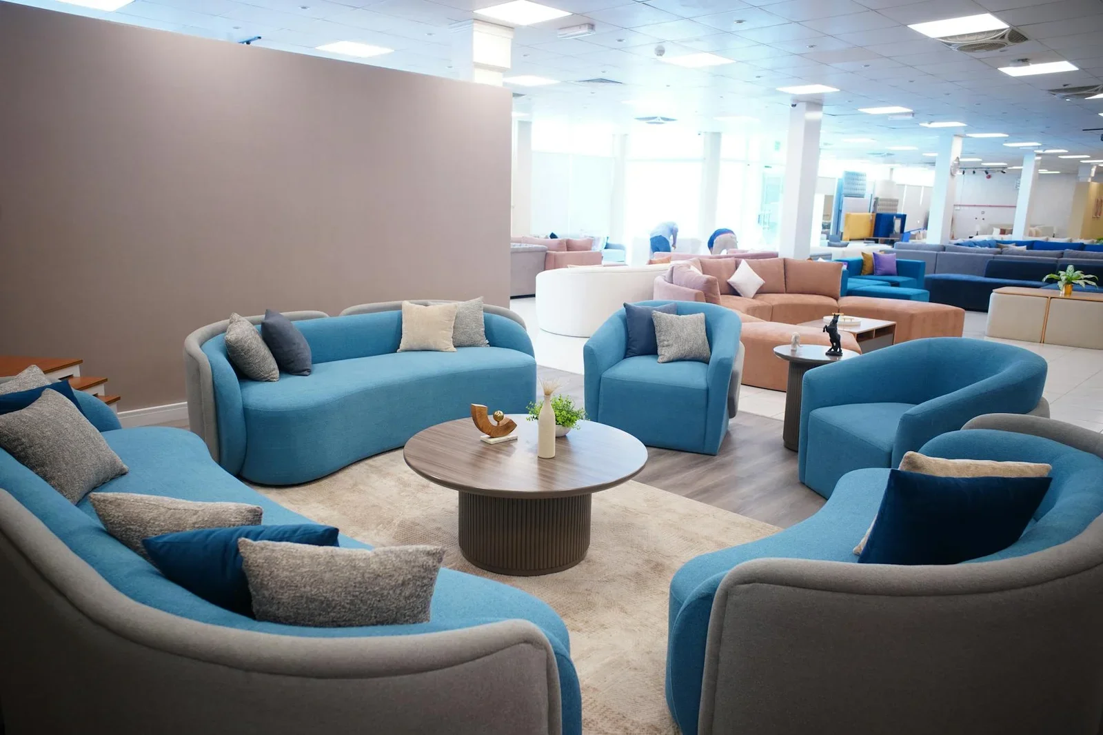 Khu trưng bày phòng khách sang trọng phối hợp sofa xanh dương và be nhã nhặn, kiến tạo không gian đầy cảm hứng. | Thiết kế nội thất 24