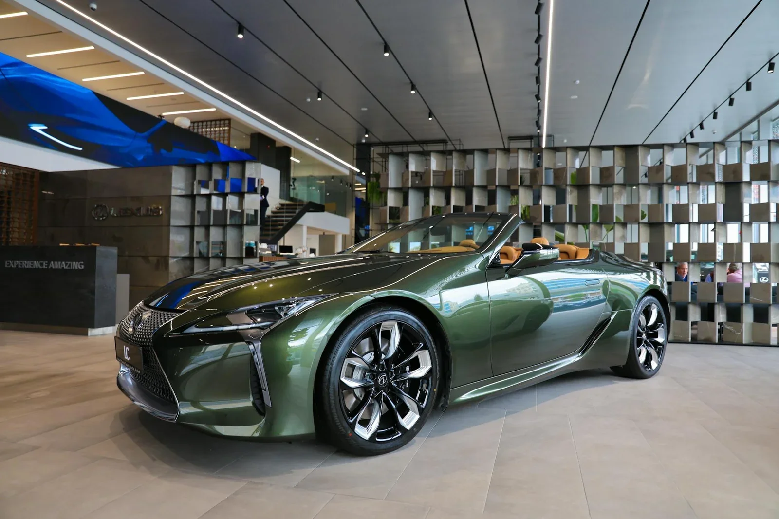 Showroom xe hơi sang trọng với nội thất mượt mà, ánh sáng hài hòa tôn vinh chiếc mui trần xanh lục đẳng cấp. | Thiết kế nội thất 24