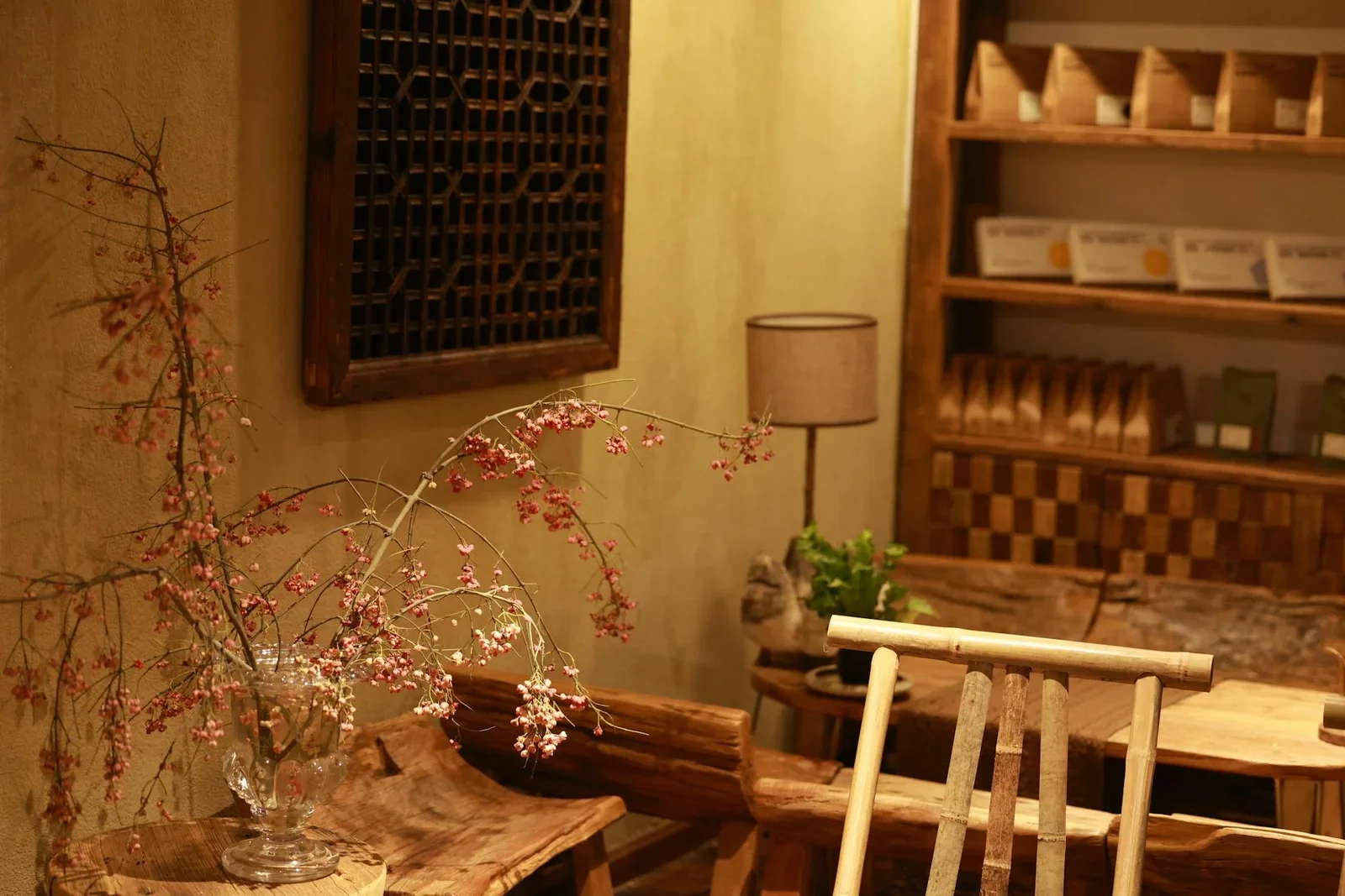 Góc trưng bày phong cách mộc mạc với nội thất gỗ ấm cúng, điểm xuyết họa tiết hoa lá tạo cảm giác gần gũi. | Thiết kế nội thất 24
